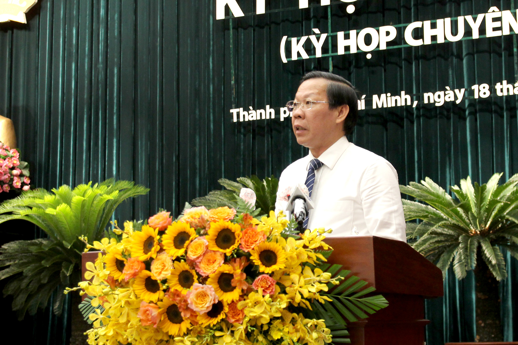 Chủ tịch UBND TP. Hồ Chí Minh Phan Văn Mãi đọc báo cáo 16 tờ trình (Ảnh: H.Hào).